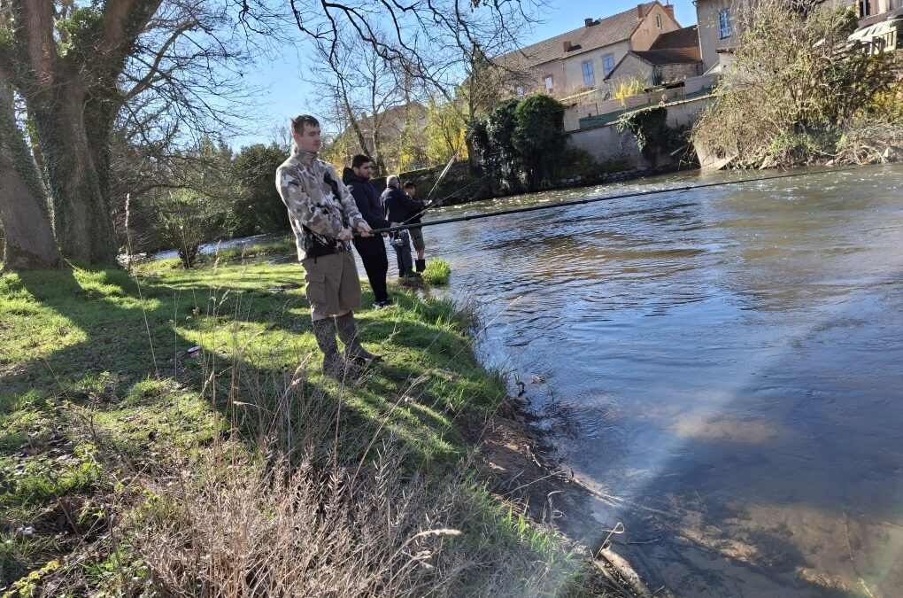 Pêche à la truite pour les élèves du lycée Claude‑Mercier